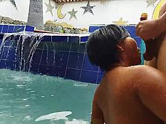 印度熟女和年轻的巴西情侣在游泳池里