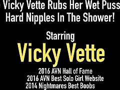 MILF Vicky Vette口交并展示她的大阴唇