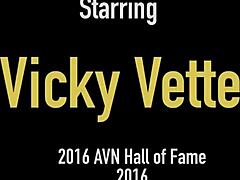 Vicky Vette,一个成熟的金发女郎,用长玩具刺激她的大屁股