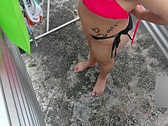继母在视频中捕捉到的性感海滩装扮