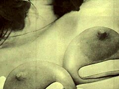 成熟的女人拥有丰满的乳房和多毛的阴户