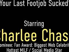 Charlee Chase 在这个火的三人行中教 Vicky Vixxx 脚的技巧