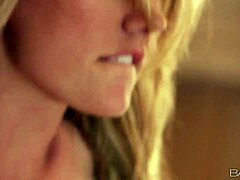 Brett Rossis 的天然乳房在高清色情视频中弹跳