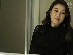 熟女Yang Yukis的独奏表演是不可错过的。她摇动腰部,骑乘并猛烈射精。